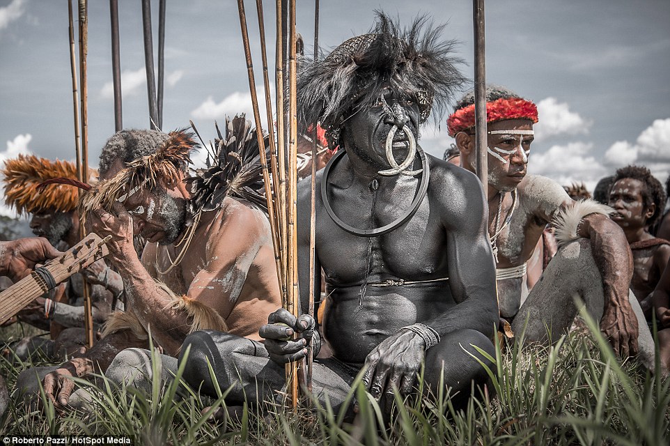 28cf37f500000578 3086285 an italian photographer has met an indonesian tribe untouched by a 3 1431958158248